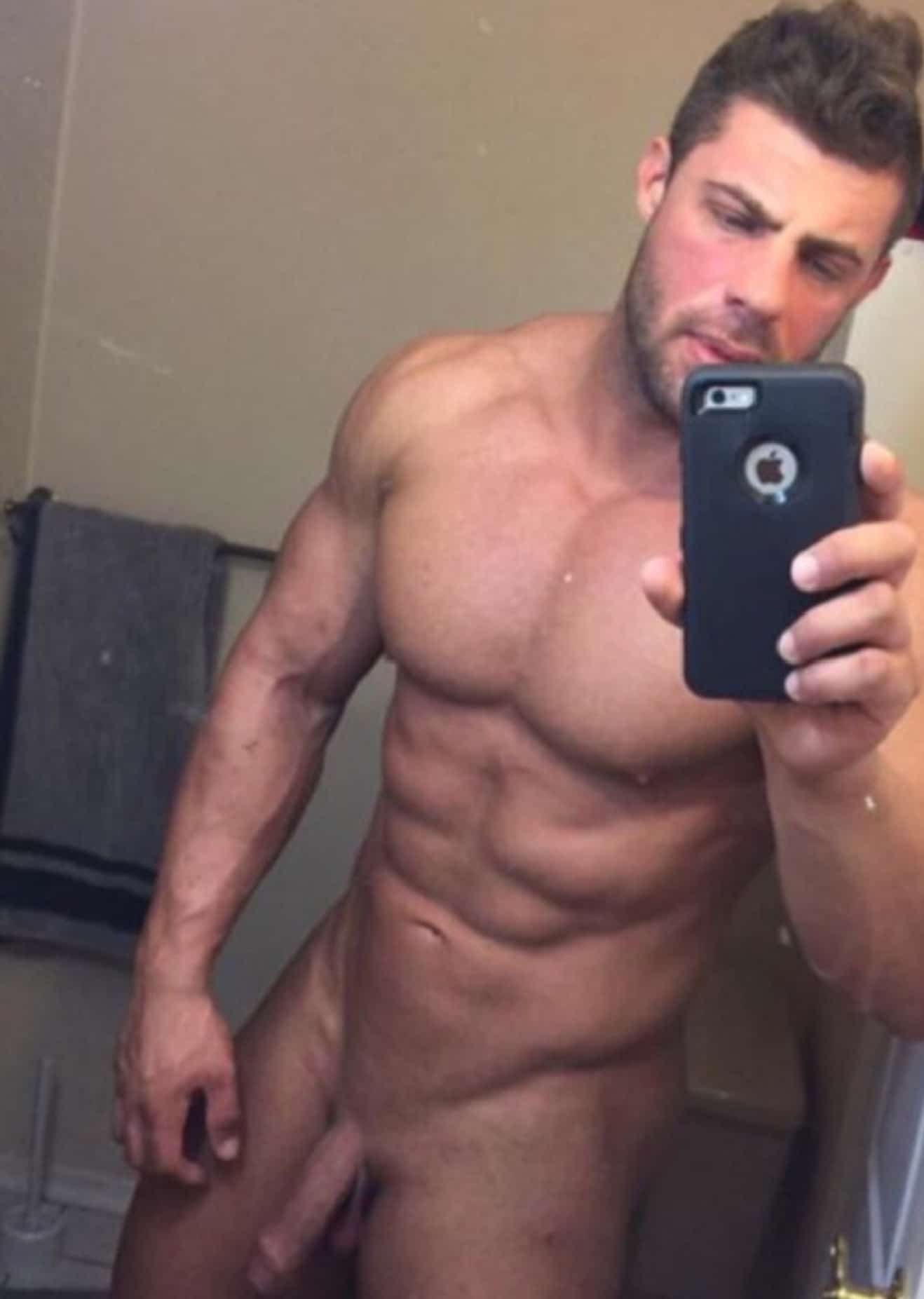 Muscle man naked selfie cam hd porn pic.